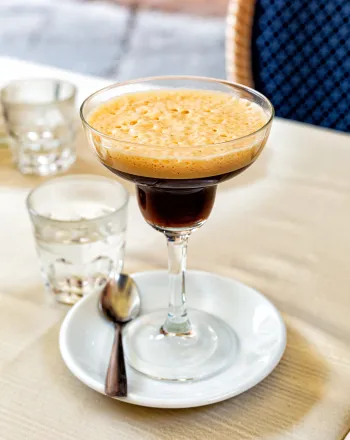 Shakerato vs freddo espresso: Πώς φτιάχνεται ο παγωμένος εσπρέσο που προτιμούν οι Ιταλοί