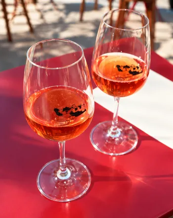 Vin d’Alsace: Το νέο wine bar 13 τ.μ. στο Παγκράτι που μας ταξιδεύει στην Αλσατία