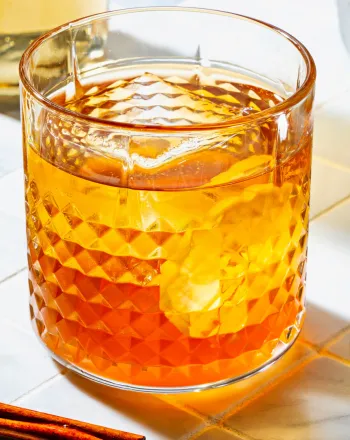 Old Fashioned με πικάντικο σιρόπι μήλου