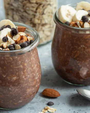Overnight oats: Πώς να τα κάνεις πιο νόστιμα, κρεμώδη και σωστά δεμένα