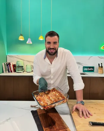  Ο Σταύρος Βαρθαλίτης φτιάχνει pizza rolls με τορτίγιες