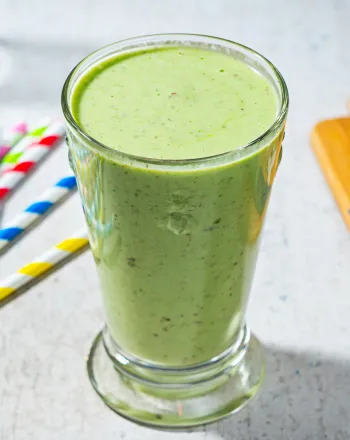 Πράσινο smoothie με γιαούρτι, αχλάδι, σπανάκι και τζίντζερ