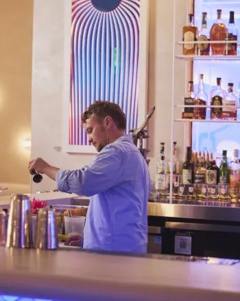 Speakeasy bars στα αεροδρόμια: Τα κρυφά μπαρ που κάνουν την αναμονή εμπειρία