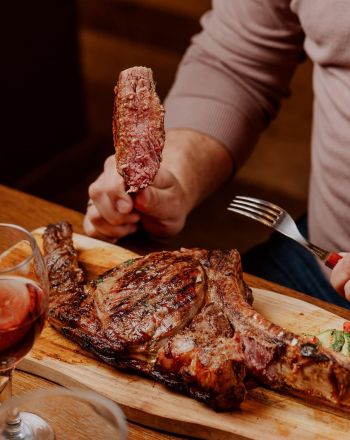 Μπριγκάντα: Το μαγαζί-μυστικό της Πεύκης για καλό κρέας