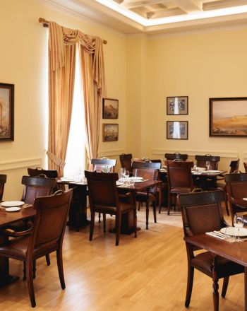 Ίαμβος: Για φαγητό στο νέο εστιατόριο του κτιρίου «Κωστής Παλαμάς» του ΕΚΠΑ