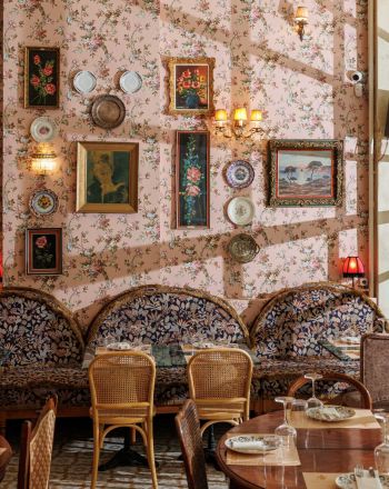 Γιαγιά Κούκου: Για ελληνική κουζίνα και ρετρό ατμόσφαιρα στην πλατεία Αγίας Ειρήνης 