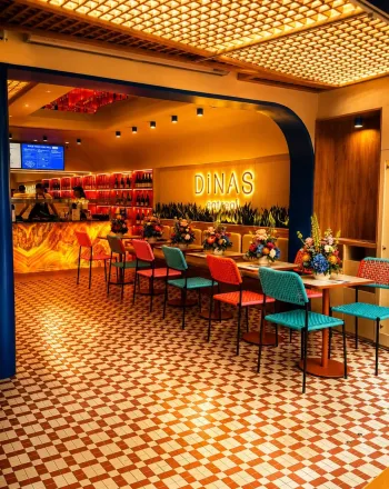 Η Ντίνα Νικολάου άνοιξε το πρώτο Dina’s eat real στην Πανόρμου