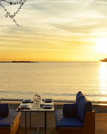 Bungalow 7: Ο Ντίνος Φωτεινάκης σερβίρει το καλοκαίρι στα Αστέρια Γλυφάδας