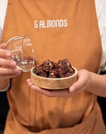 5 Almonds: Ένα πρωί με specialty coffee και ξηρούς καρπούς στη Στοά Αρσακείου