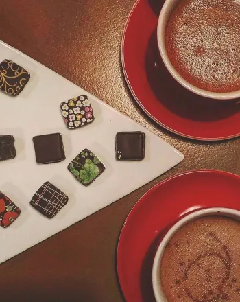 The Dark Side of Chocolate στη Σόλωνος: Η σοκολατερί που έκανε τη σοκολάτα τέχνη
