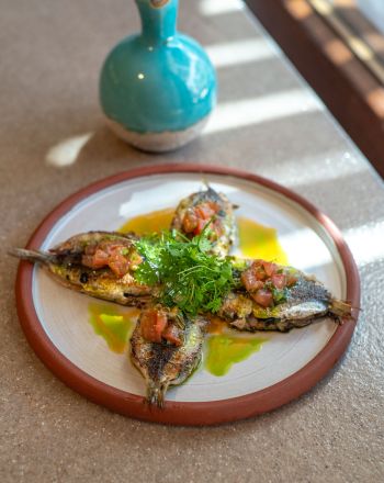 Σαρδέλες «παντρεμένες» στη σχάρα με αρωματική σαλάτα