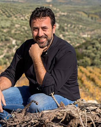 Ποιος είναι ο Νίκος Δουλουφάκης και τι σχέση έχει με το κρητικό κρασί