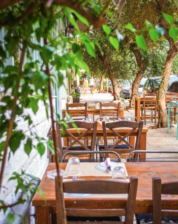 Πλατεία Βαρνάβα: Όλα όσα αξίζει να φας και να πιεις στο αγαπημένο στέκι του Παγκρατίου