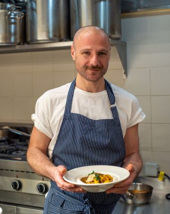 Ζιγκοάλα: Μια σύγχρονη ταβέρνα με ψυχή και λαϊκές μελωδίες στο κέντρο της πόλης