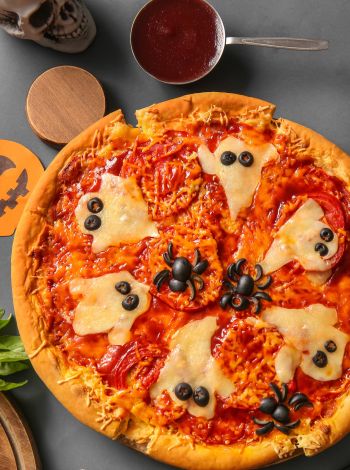Πίτσα Μαργαρίτα με διακόσμηση Halloween 