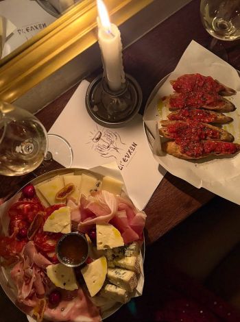 Δι' Ευχών: Το νέο χαλαρό μπαρ του Μετς 