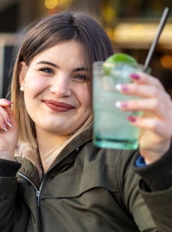 Gen Z: Γιατί γυρίζει την πλάτη στο αλκοόλ; Η μόδα των «χωρίς» ή με λίγο αλκοόλ