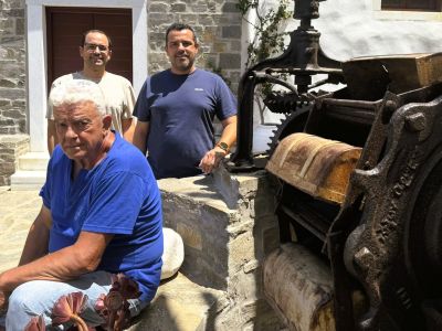 Οικογένεια Μωραΐτη: Η οικογενειακή επιχείρηση οινοποιών στην Πάρο