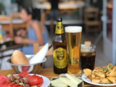 Στα καφενεία της Αθήνας για καφέ, τσίπουρο και μεζέ