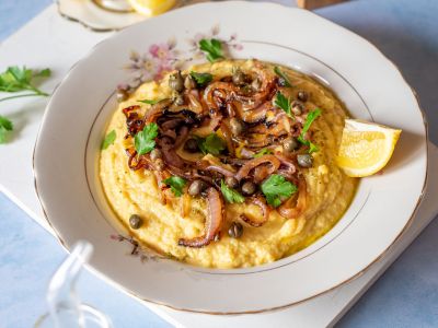 Φάβα με καραμελωμένα κρεμμύδια και κάπαρη