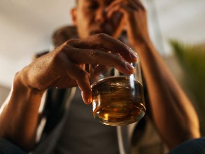 Νέα μελέτη: Το αλκοόλ συνδέεται με 20 σοβαρά προβλήματα υγείας