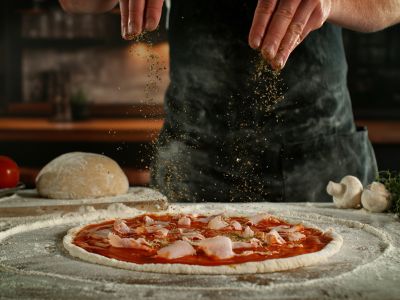 Η «πίτσα από το μπαλκόνι» που σχηματίζει ουρές στο Όσλο