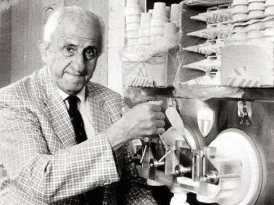 Tom Carvel: Η ιστορία του Έλληνα που άλλαξε για πάντα το παγωτό