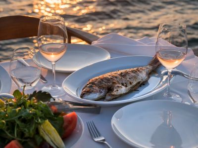 16 διευθύνσεις στην Αττική για φαγητό δίπλα στο κύμα