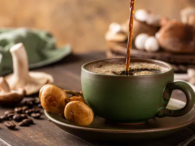 Καφές από μανιτάρια: Το νέο wellness trend και τι λέει η επιστήμη γι’ αυτό