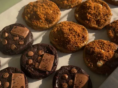 Kuki: Το νέο spot για cookies που σχηματίζει ουρές στη Γλυφάδα 