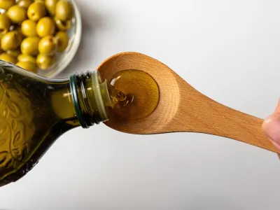 Μια κουταλιά ελαιόλαδο στο στόμα κάθε πρωί; Τι είναι το oil pulling 