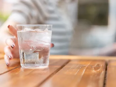 Γιατί πρέπει να πίνεις δροσερό και όχι παγωμένο νερό σύμφωνα με τους ειδικούς