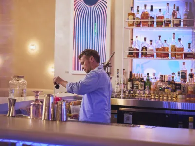 Speakeasy bars στα αεροδρόμια: Τα κρυφά μπαρ που κάνουν την αναμονή εμπειρία