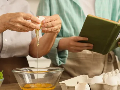 Παλιά βιβλία μαγειρικής: Οι ιστορίες και οι αναμνήσεις που κρύβονται στις σελίδες τους