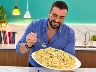 Ζυμαρικά σε ένα σκεύος με σάλτσα φέτας και μπούκοβο του Σταύρου Βαρθαλίτη