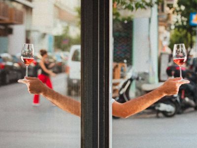 Bobo winebar: Για χαλαρό κρασί και φαγητό κοντά στο κέντρο της Αθήνας