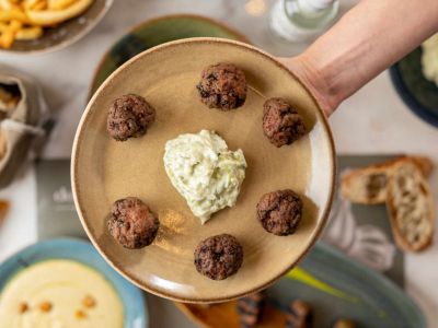 Dopios: Δοκιμάσαμε το μενού στο νέο μεζεδοπωλείο του Χριστόφορου Πέσκια στη Γλυφάδα