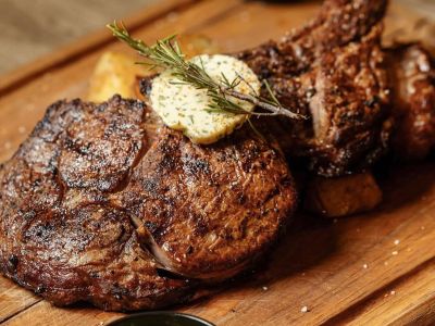 Bounty all aboard: Comfort γεύσεις και premium κρέατα στη Δραπετσώνα