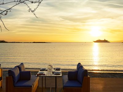 Bungalow 7: Ο Ντίνος Φωτεινάκης σερβίρει το καλοκαίρι στα Αστέρια Γλυφάδας