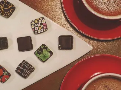 The Dark Side of Chocolate στη Σόλωνος: Η σοκολατερί που έκανε τη σοκολάτα τέχνη