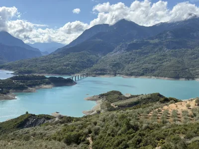 Λίμνη Κρεμαστών: Ένα τριήμερο στα Άγραφα με βαρκάδες, τσίπουρο και αυθεντικές γεύσεις