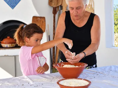 Τέσσερις γενιές γυναικών ζυμώνουν την παράδοση της Πάρου