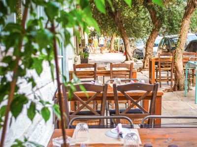Πλατεία Βαρνάβα: Όλα όσα αξίζει να φας και να πιεις στο αγαπημένο στέκι του Παγκρατίου