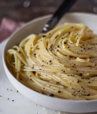 Μακαρονάδα cacio e pepe