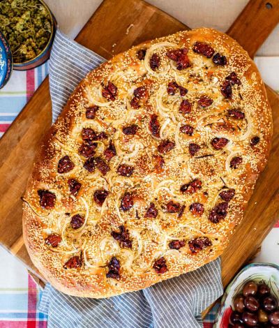 Λαγάνα με κρεμμύδι και λιαστή ντομάτα βήμα-βήμα