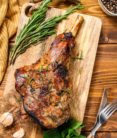 Αρνίσιο μπούτι στο φούρνο μαγειρεμένο με βότανα