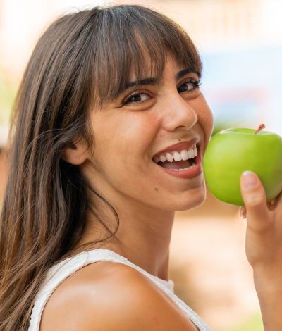 Ένα μήλο την ημέρα τον γιατρό τον κάνει πέρα: Ισχύει τελικά;