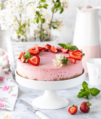 Ροζ cheesecake με φράουλες