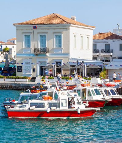 Σαββατοκύριακο στις Σπέτσες: Τι να κάνεις, πού να φας και ποιες παραλίες να επισκεφτείς