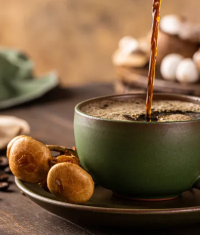 Καφές από μανιτάρια: Το νέο wellness trend και τι λέει η επιστήμη γι’ αυτό